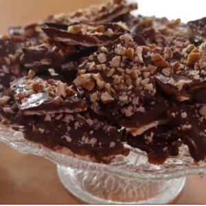 Apprenez à faire du chocolat matzah "crunch" en 41 secondes !