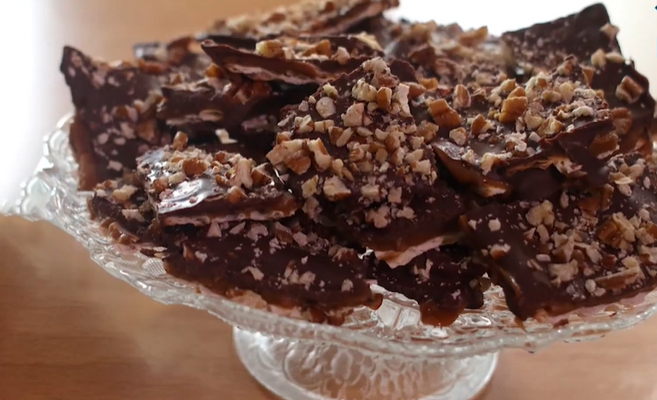 Apprenez à faire du chocolat matzah "crunch" en 41 secondes !