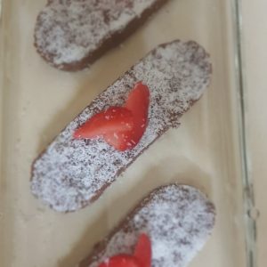 Les mini gateaux à l'avoine et chocolat/coco avec coulis de fraise