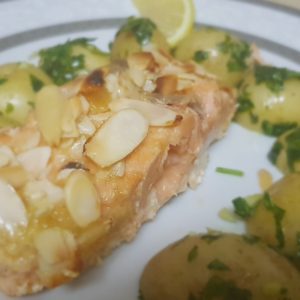 Filet de saumon enrobé d'amande, moutarde et miel