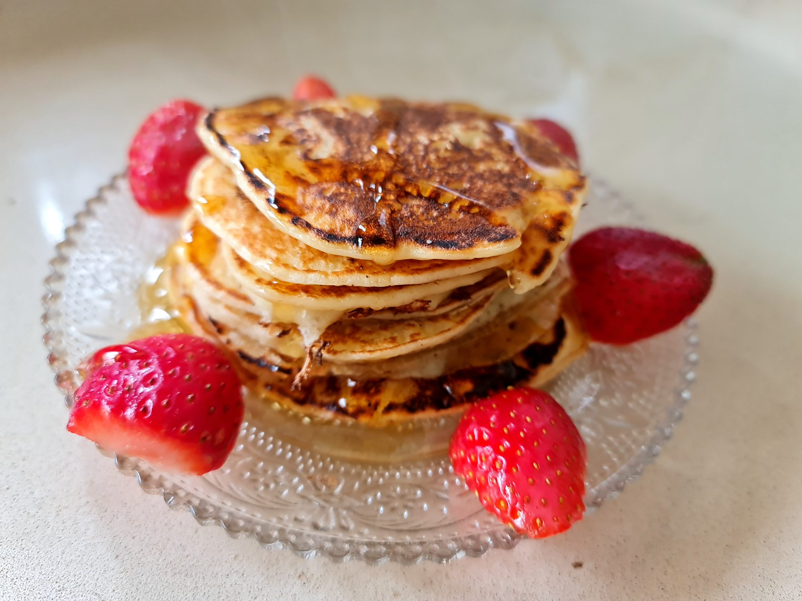 Les pancakes healthy au fromage blanc et fraises (sans farine et huile)