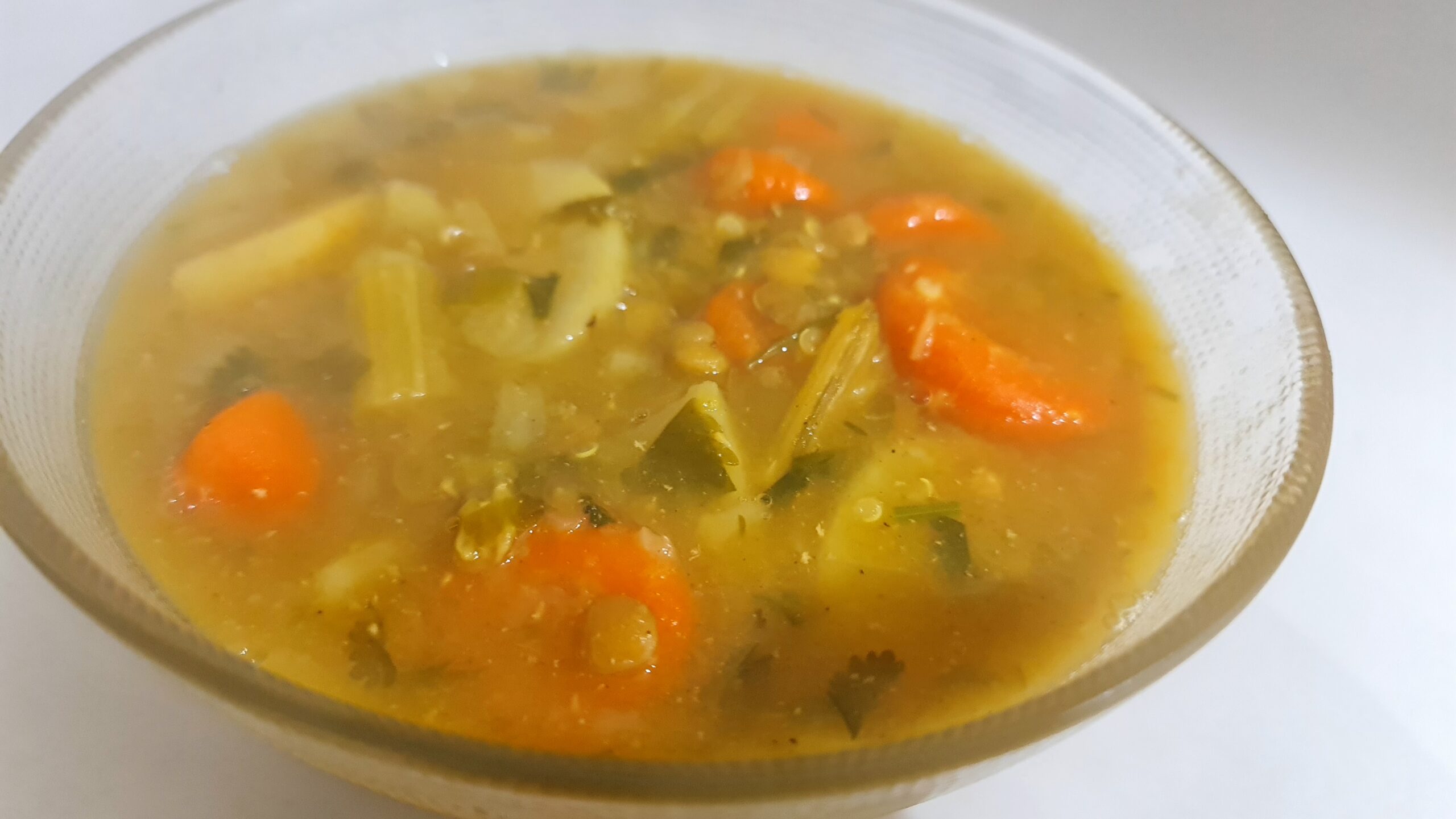 Soupe de légumes aux lentilles et quinoa