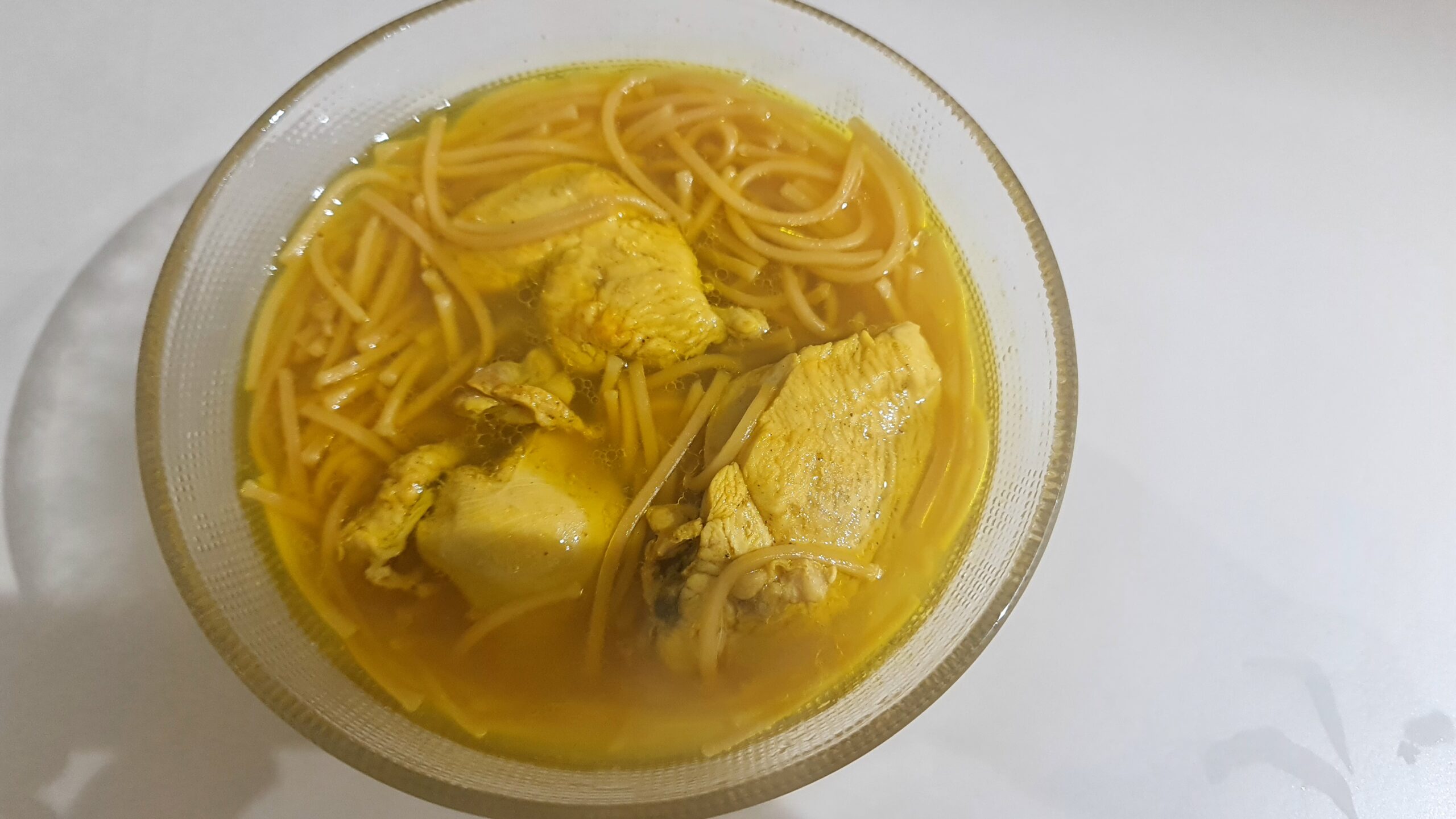 Soupe de poulet claire avec des vermicelles dorés